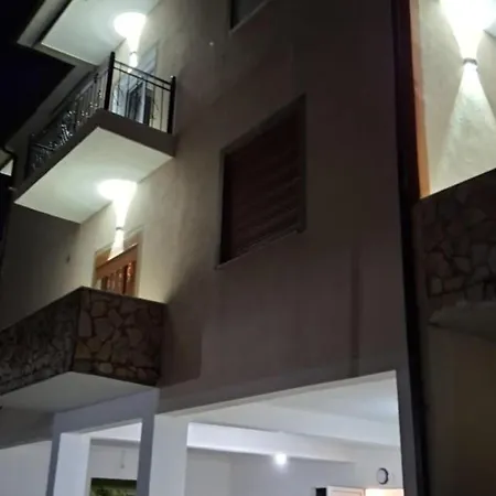 Berati * Golem (Tirana)